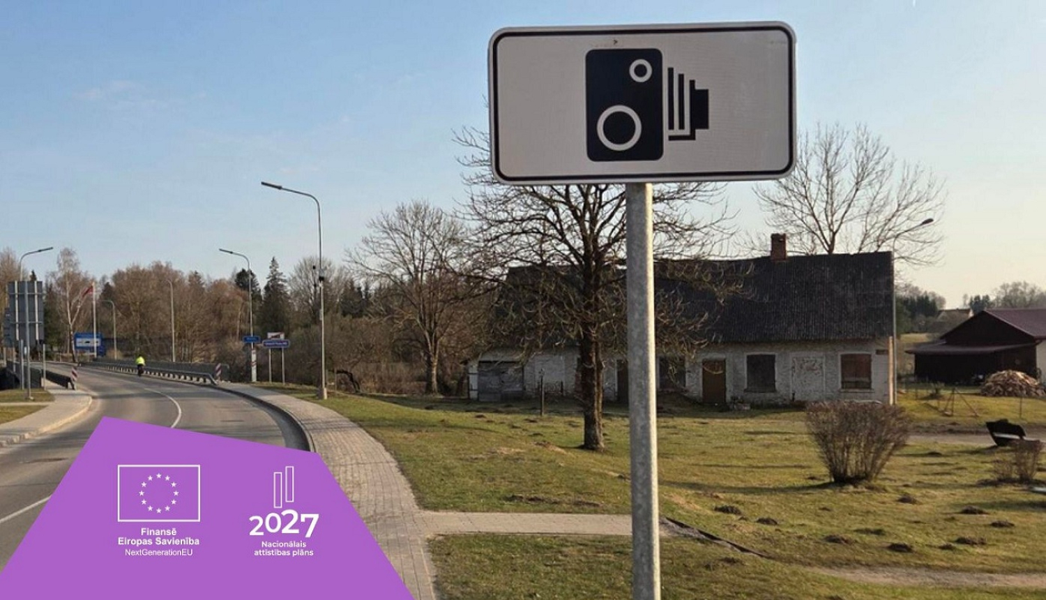 Celš un ceļa zīme ar fotokameras simbolu, kā arī divi logotipi ar uzrakstiem "Finansē Eiropas Savienība NextGenerationEU" un "Nacionālais attīstības plāns 2027"
