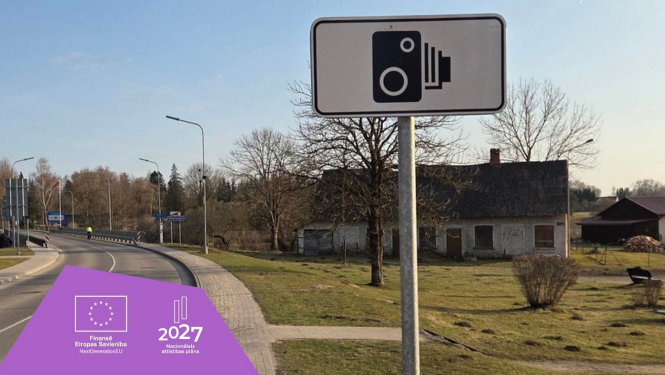 Celš un ceļa zīme ar fotokameras simbolu, kā arī divi logotipi ar uzrakstiem "Finansē Eiropas Savienība NextGenerationEU" un "Nacionālais attīstības plāns 2027"