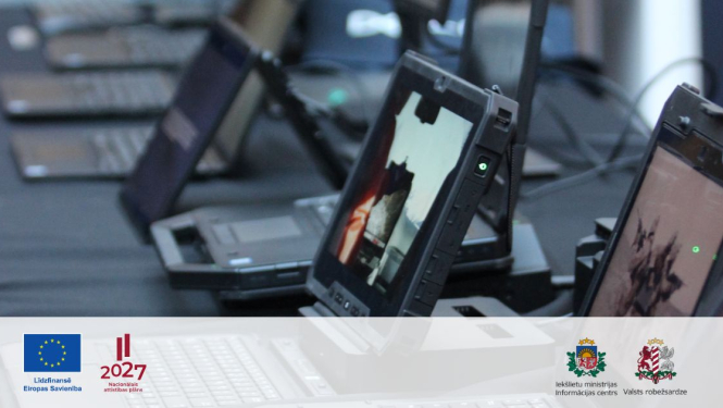 Operatīvo dienestu specializētā portatīvā tehniskā aprīkojuma un portatīvo datoru fotoattēls ar redzamiem Eiropas Savienības līdzfinansējuma, Latvijas Nacionālā attīstības plāna 2027.gadam, Iekšlietu ministrijas Informācijas centra un Valsts robežsardzes logotipiem.