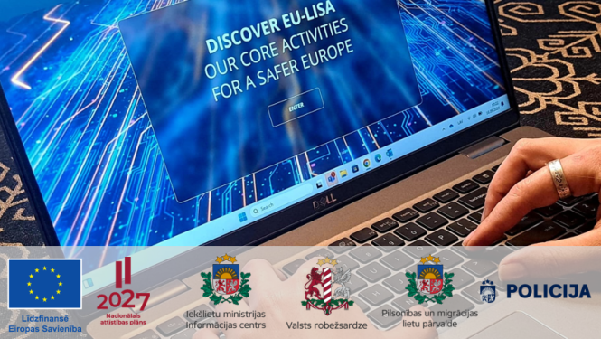 Portatīvā datora fotoattēls ar ekrānā redzamu datu pārraides māksliniecisku shēmu un uzrakstu angļu valodā "Discover EU-Lisa, our core activities for a safer Europe", kā arī Eiropas Savienības līdzfinansējuma, Latvijas Nacionālā attīstības plāna, Iekšlietu ministrijas Informācijas centra, Valsts robežsardzes, Pilsonības un migrācijas lietu pārvaldes un Valsts policijas logotipi.