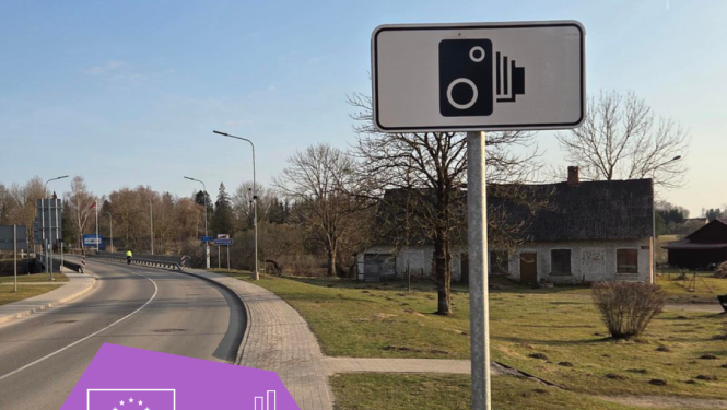 Celš un ceļa zīme ar fotokameras simbolu, kā arī divi logotipi ar uzrakstiem "Finansē Eiropas Savienība NextGenerationEU" un "Nacionālais attīstības plāns 2027"