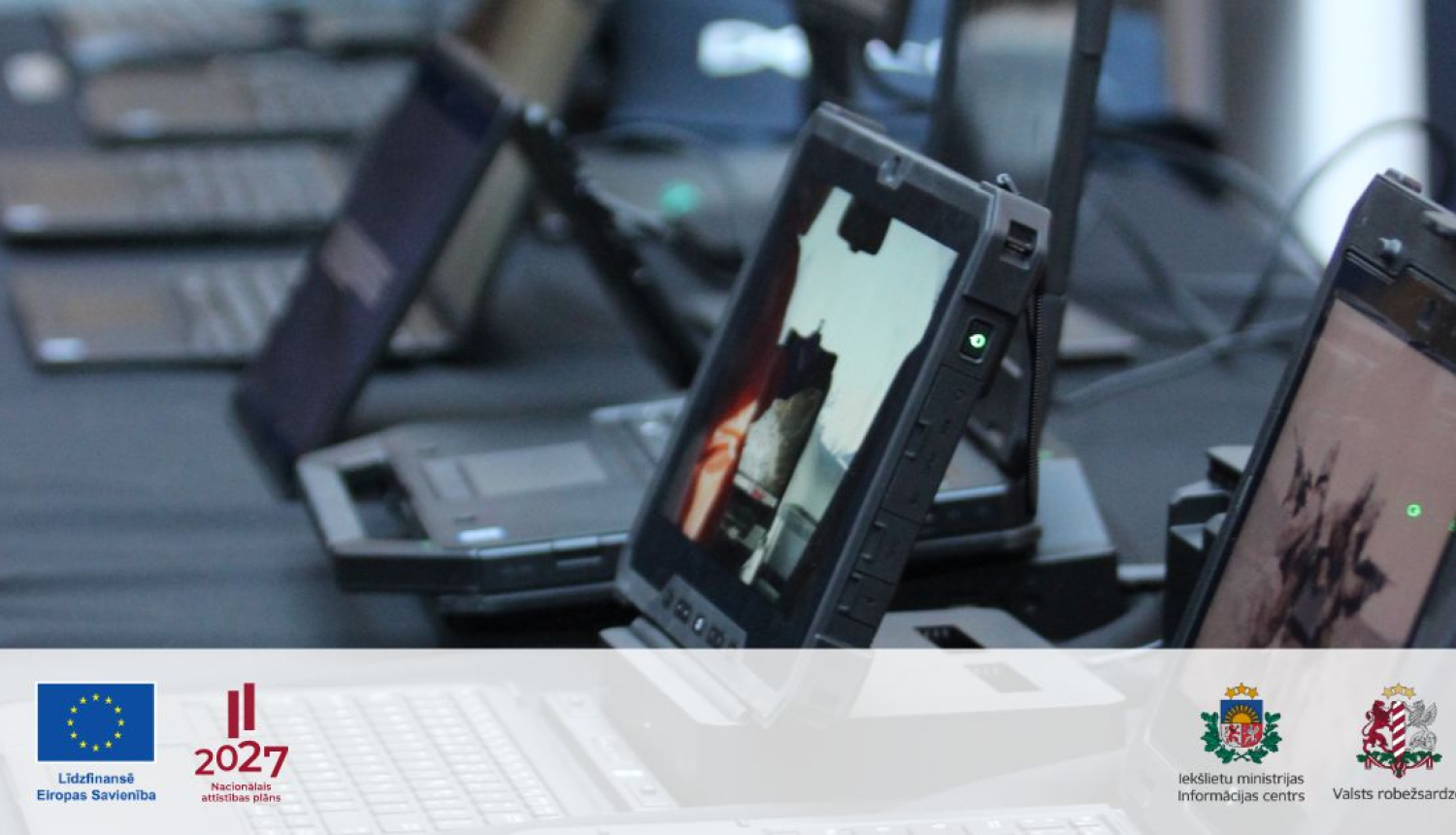 Operatīvo dienestu speciālā portatīvā tehniskā aprīkojuma un portatīvo datoru fotoattēls, kā arī Eiropas Savienības līdzfinansējuma, Latvijas Nacionālā attīstības plāna 2027.gadam, Iekšlietu ministrijas Informācijas centra un Valsts robežsardzes logotipi.