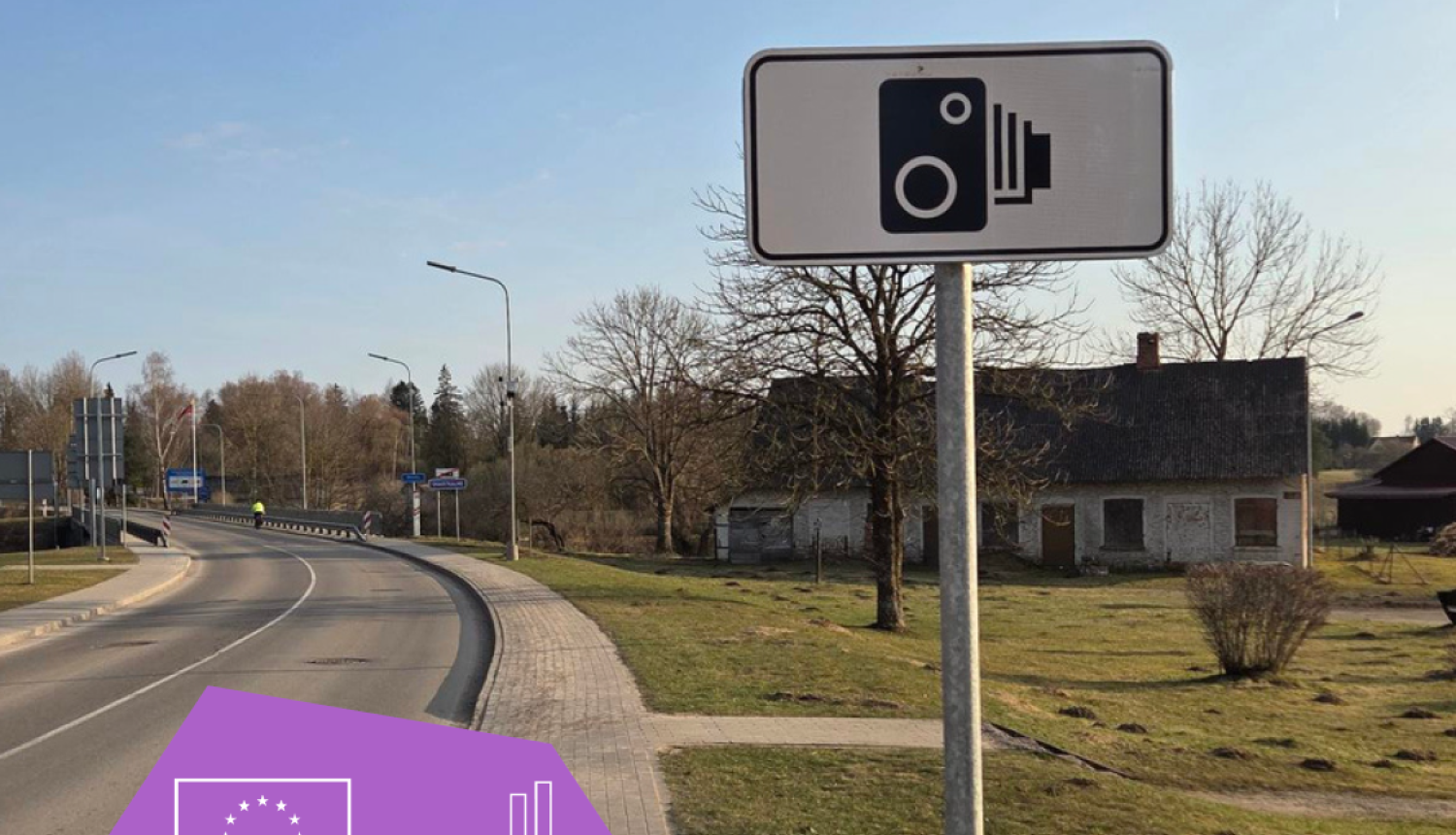 Celš un ceļa zīme ar fotokameras simbolu, kā arī divi logotipi ar uzrakstiem "Finansē Eiropas Savienība NextGenerationEU" un "Nacionālais attīstības plāns 2027"